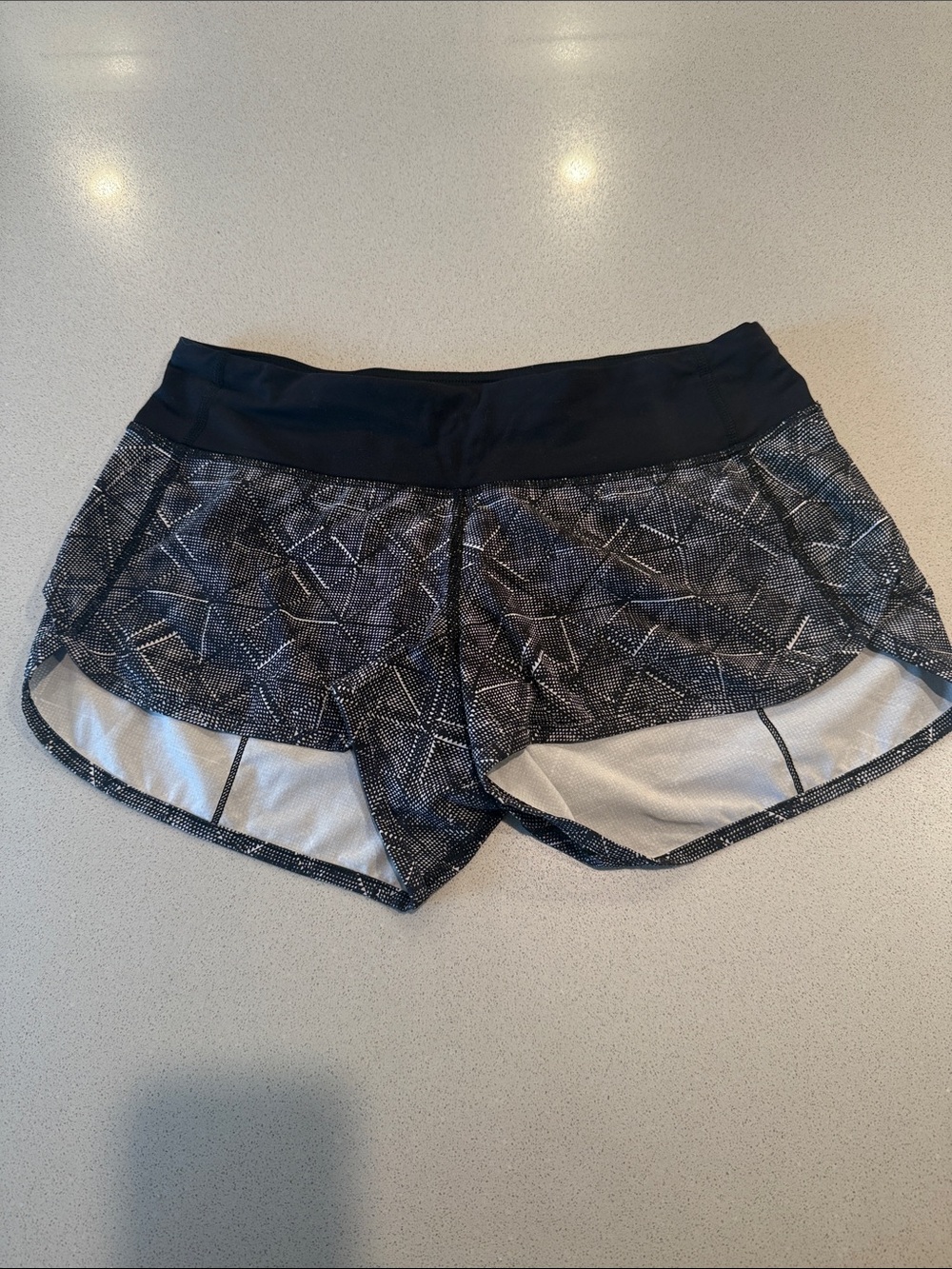 EUC lululemon Speed Shorts 2.5” Low Rise Size 4